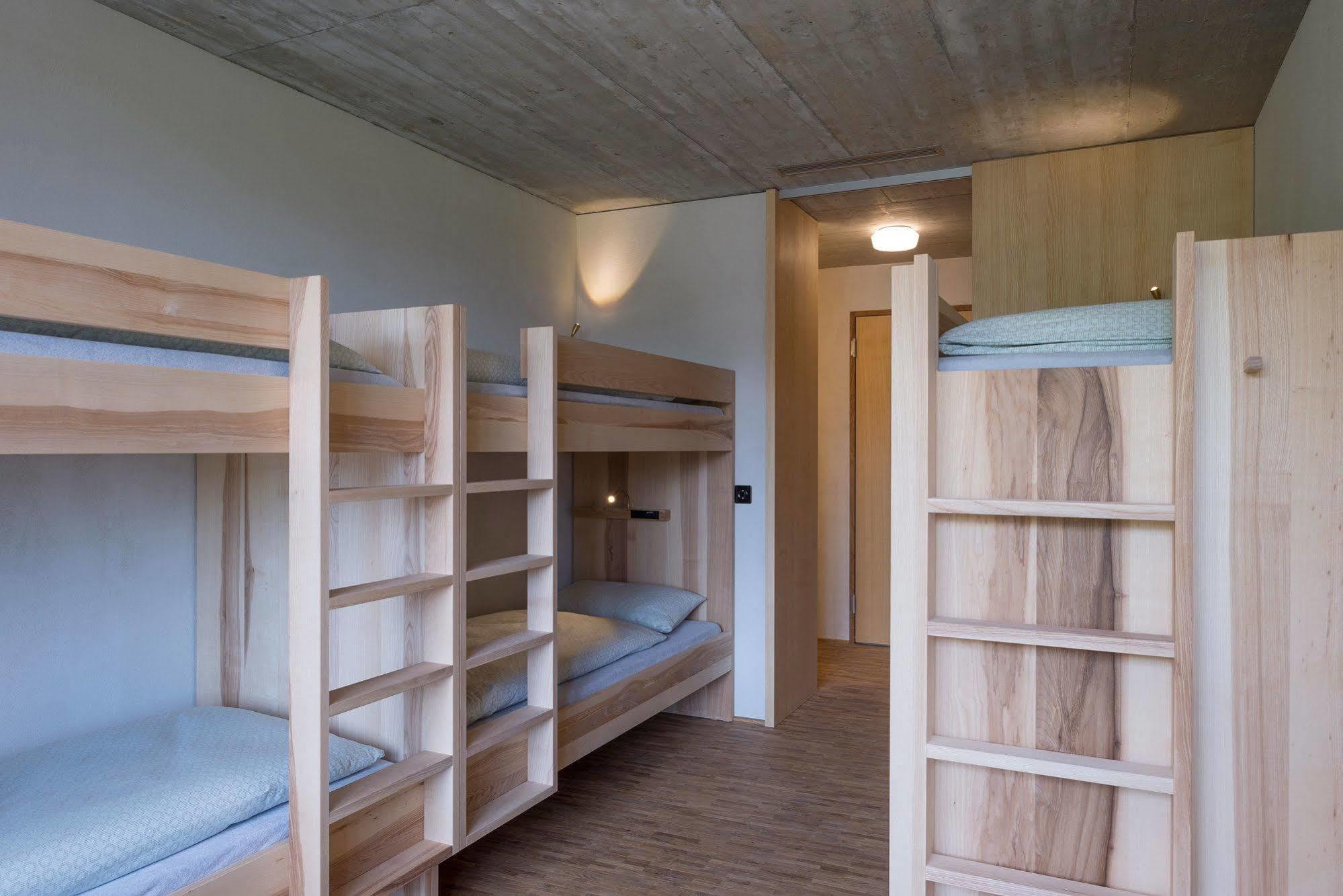 Saanen Gstaad Youth Hostel Exterior photo